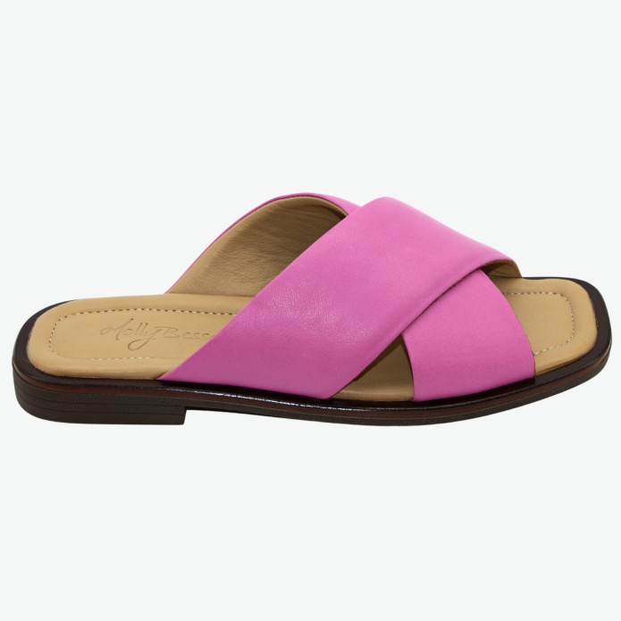 detail 500 1815 Molly Bessa