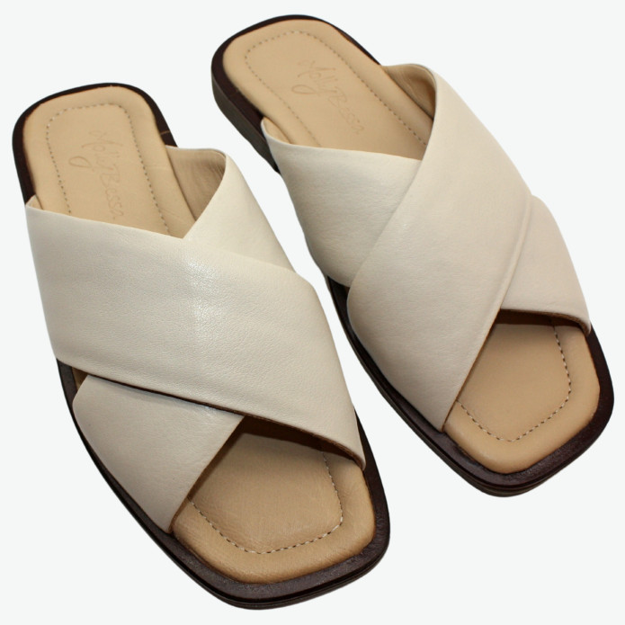 detail 500 1815 Molly Bessa